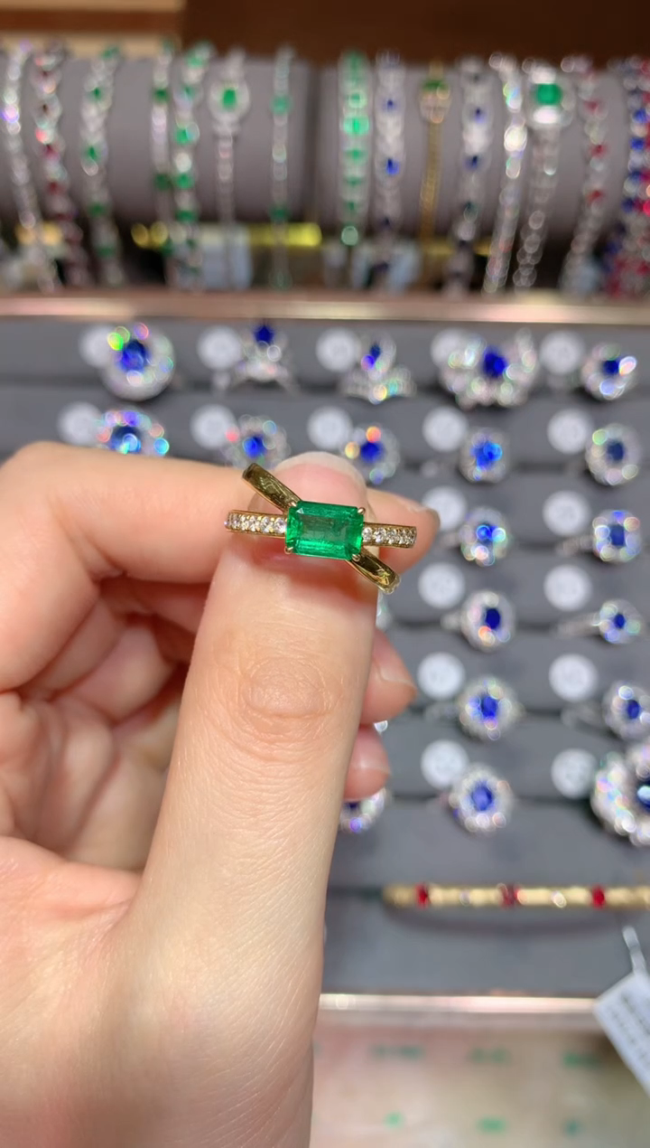【闪购商品】祖母绿戒指18K金镶嵌1.1CT