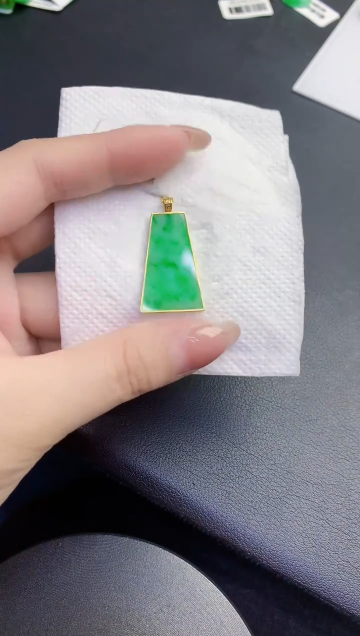 颈饰18K金镶嵌翡翠缅甸天然翡翠A货