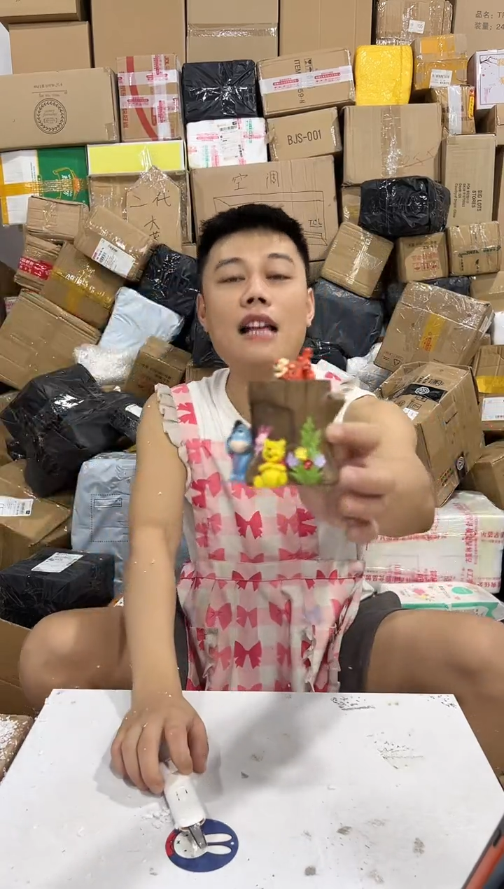 瓷片维尼树桩笔筒 树脂