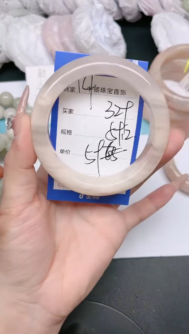 【闪购商品】石英质玉未镶嵌手镯329