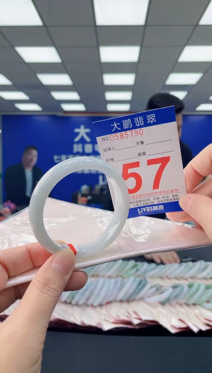 未镶嵌手镯翡翠多样性发其一