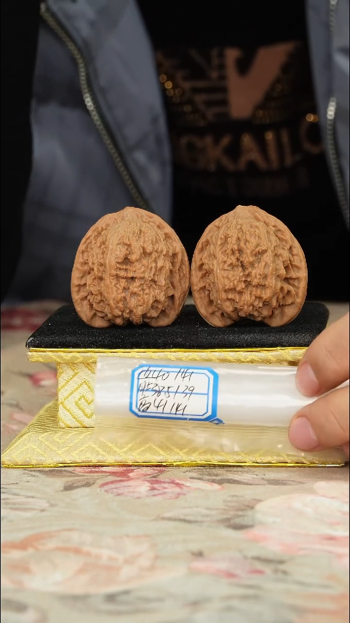 【闪购商品】文玩核桃把件蚂蚁沟官帽