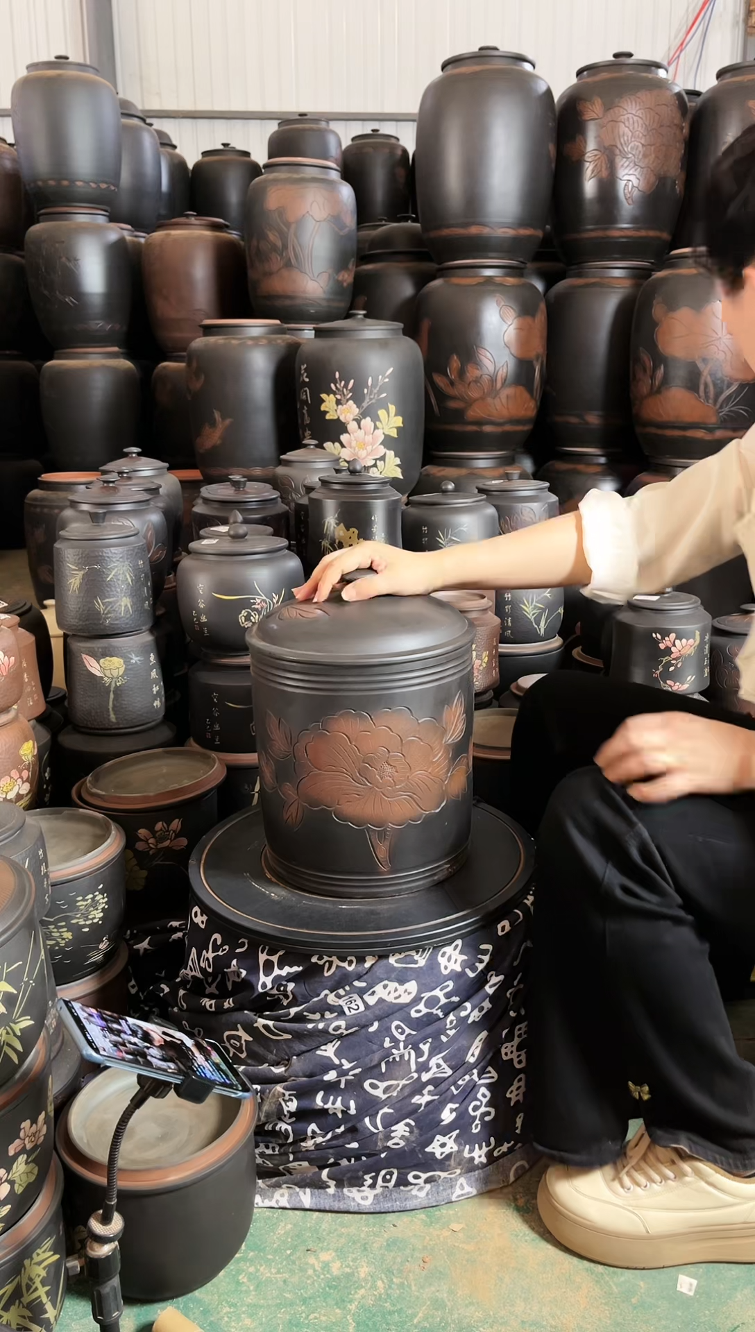 壶瑕疵 高32cm 牡丹花饼缸 404  