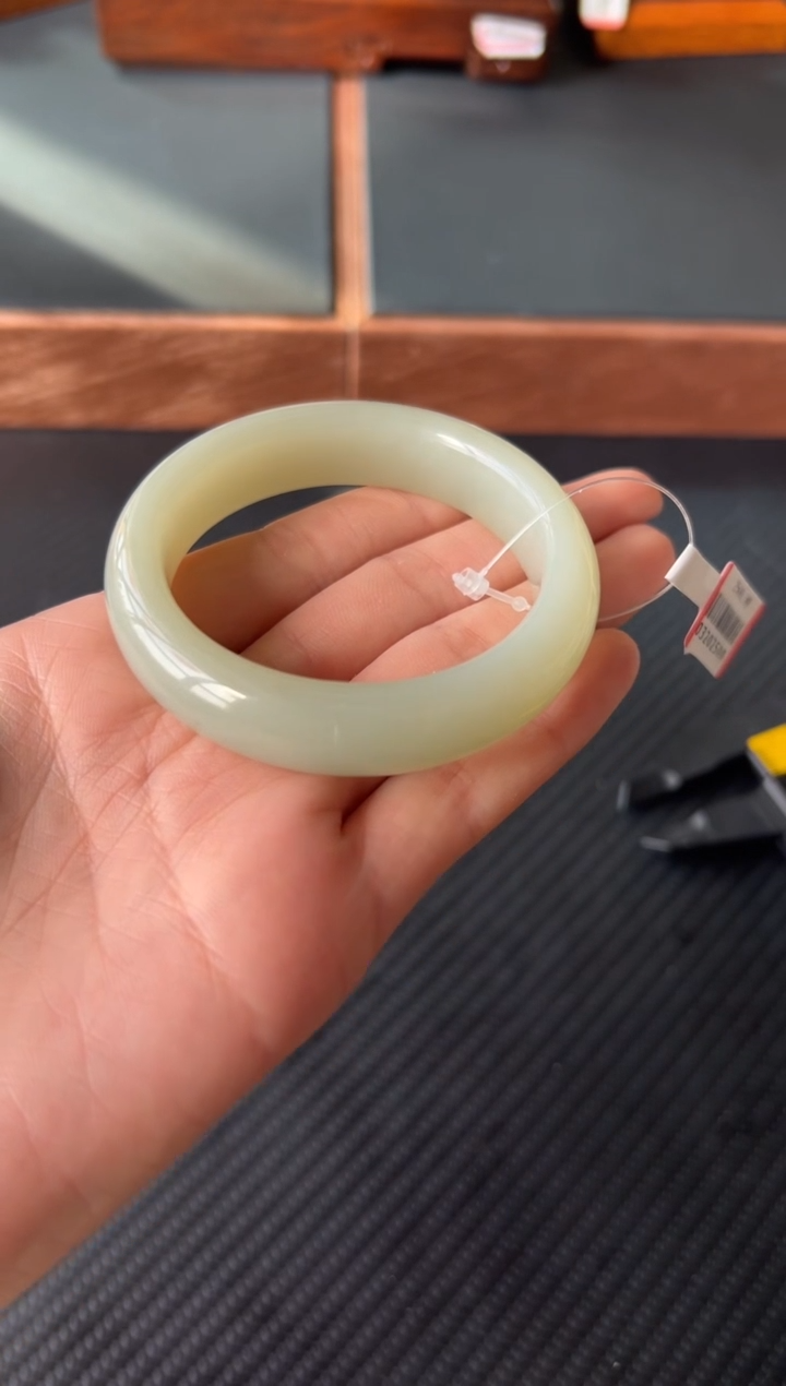 和田玉未镶嵌手镯且末微色差近矿52+