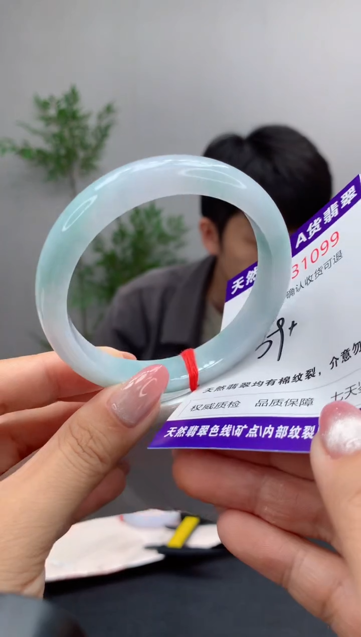 未镶嵌手镯翡翠有纹，完美者勿拍