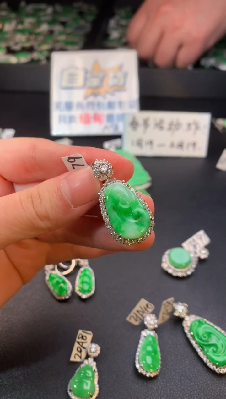 【闪购商品】翡翠颈饰银S925镶嵌翡翠