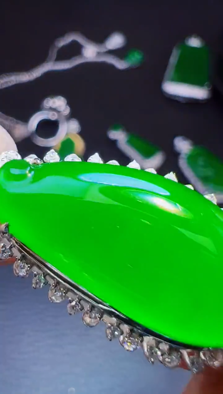 颈饰18K金镶嵌翡翠丽翡翠