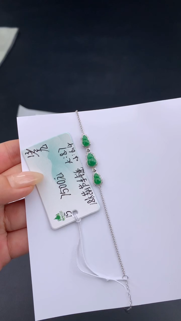 【闪购商品】翡翠手链未镶嵌 #情人节#送礼，下单联系客服核对地址~