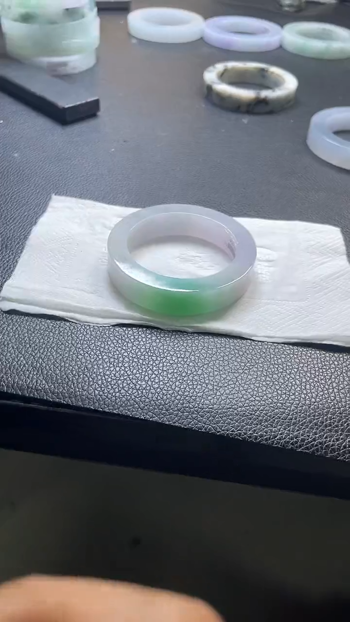 定制翡翠手镯未镶嵌发一件