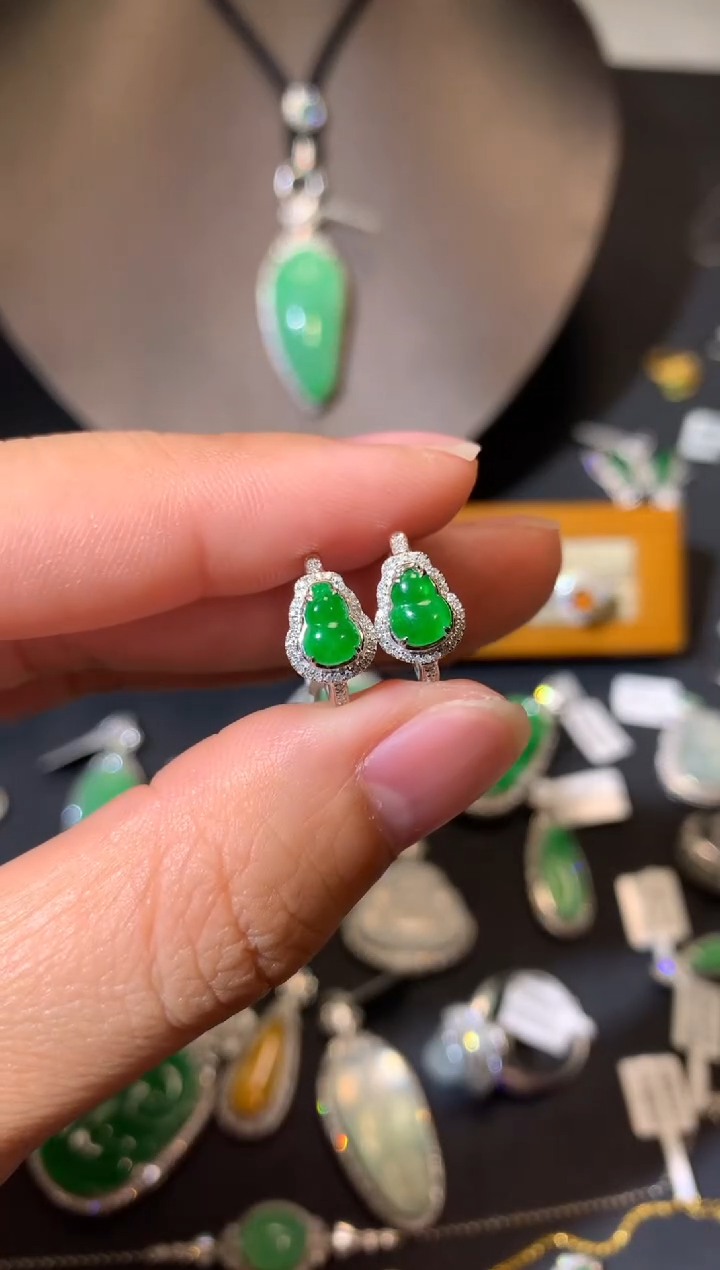 【闪购商品】翡翠吊坠(不含链)18K金镶嵌耳饰