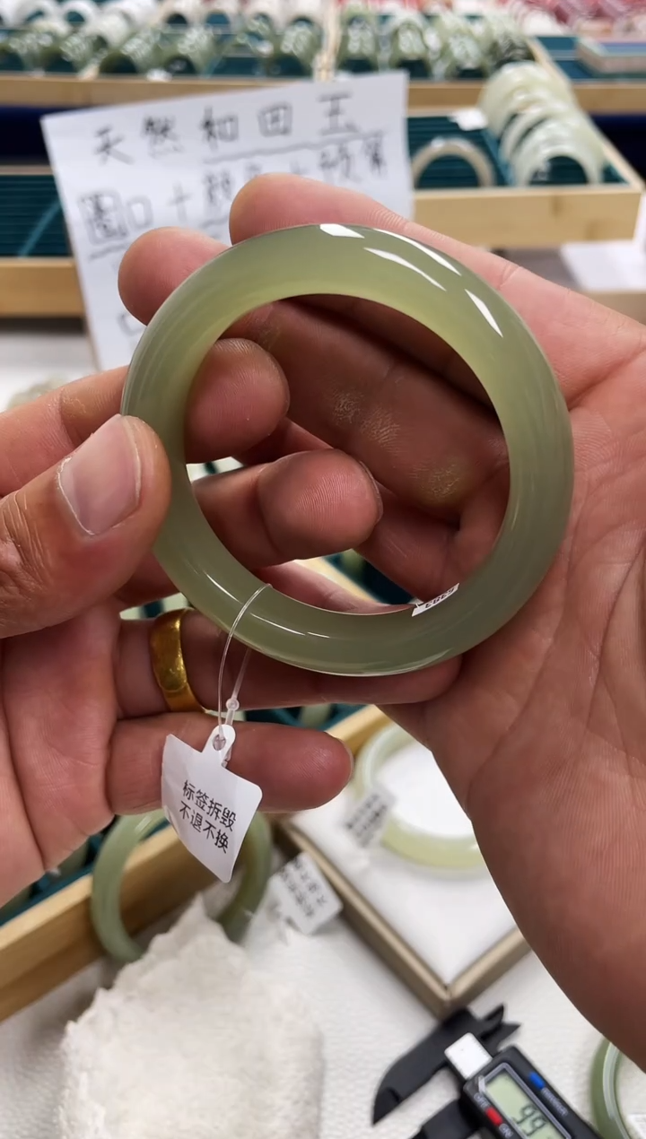 未镶嵌手镯和田玉深*L和田玉手镯40g