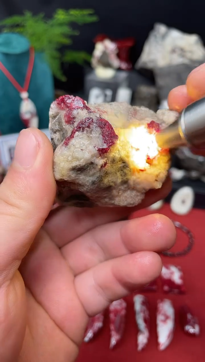 天然辰砂原石矿标摆件