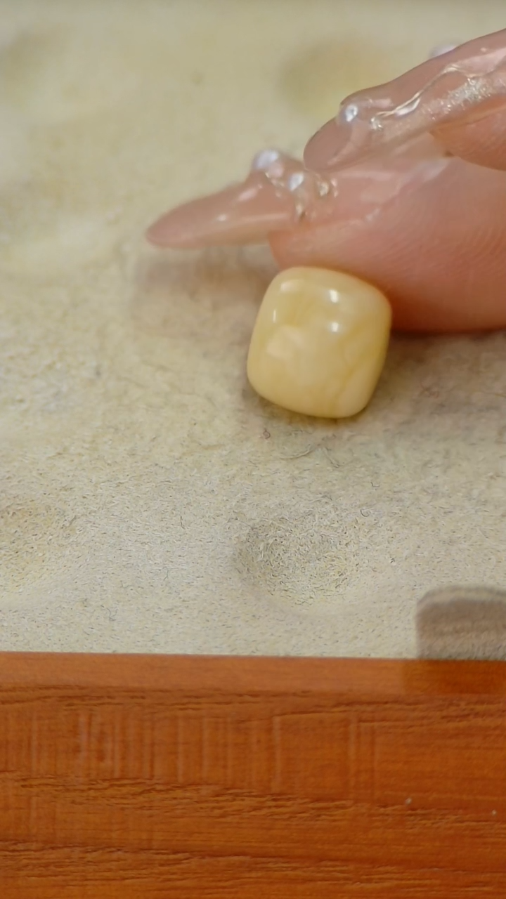 【闪购商品】蜜蜡裸石未镶嵌俄料微瑕10.4*9.2mm0.69克