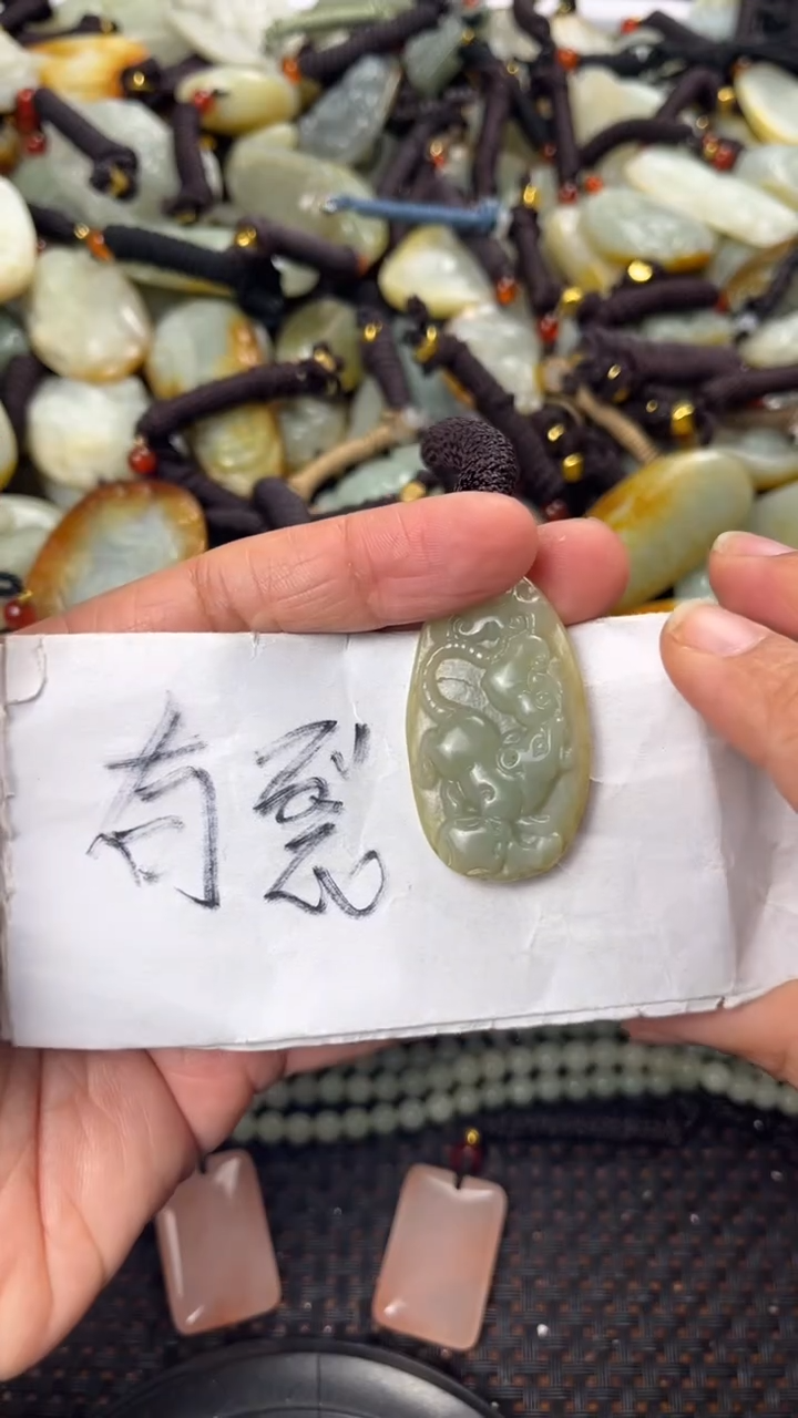 【闪购商品】和田玉颈饰未镶嵌多样性发货没有证书拍一发一有瑕