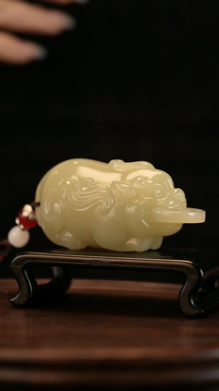 云南石竹叶青雕刻：口衔金币貔貅