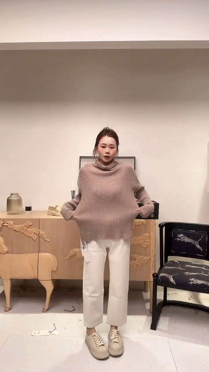 燕麦色堆堆领毛衣  