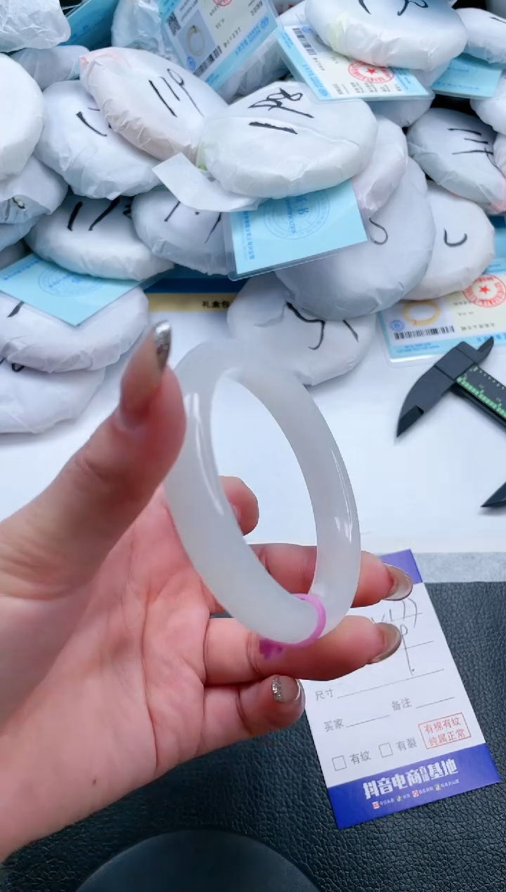 【闪购商品】石英质玉手镯未镶嵌16V177-57