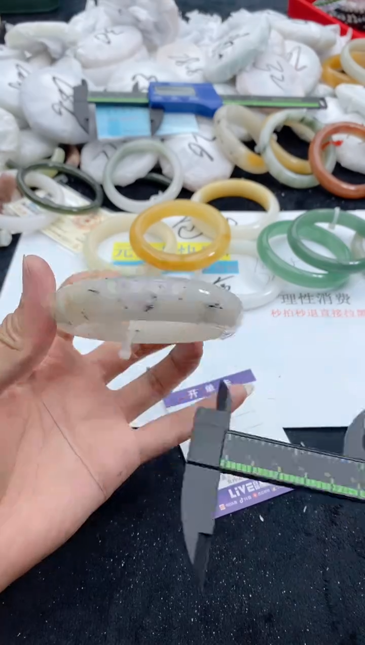 【闪购商品】石英质玉手镯未镶嵌150