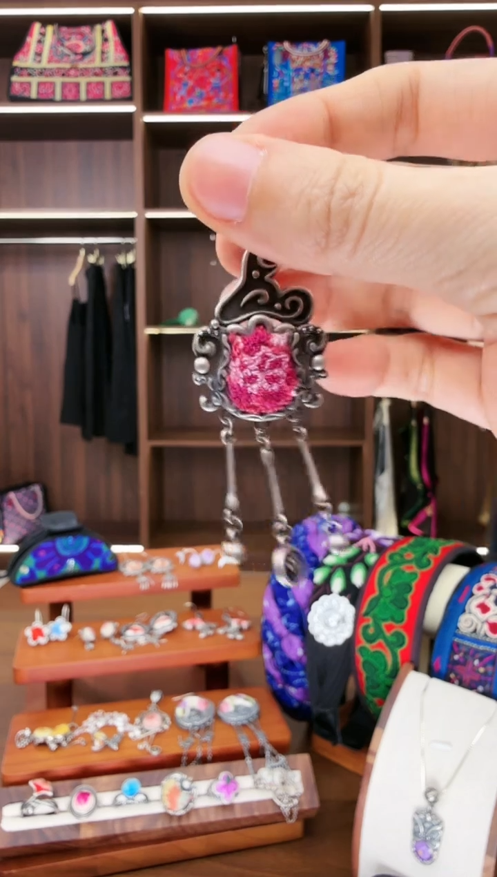 织绣133蚩梦苗族古绣