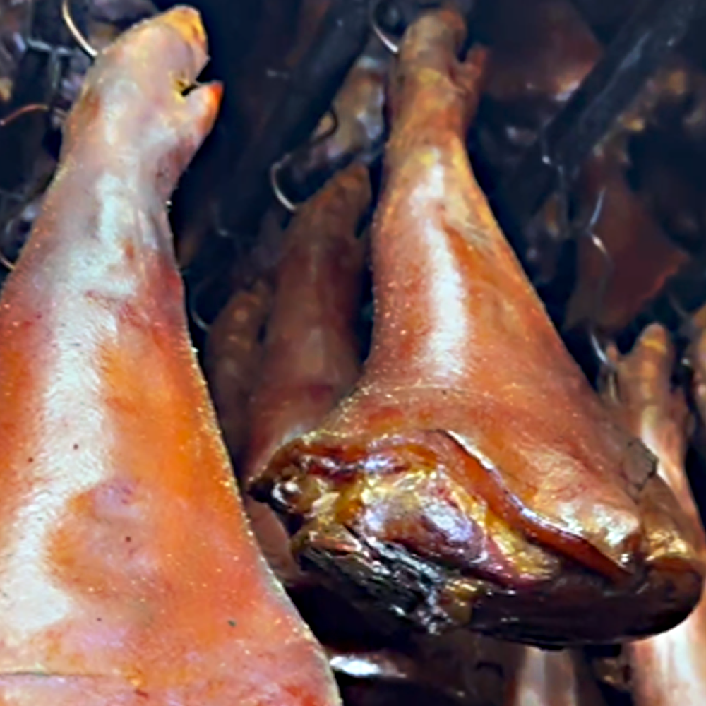 湖北恩施土家族农家柏树古法香料熏烤腊猪脚特产土猪腊肉猪蹄