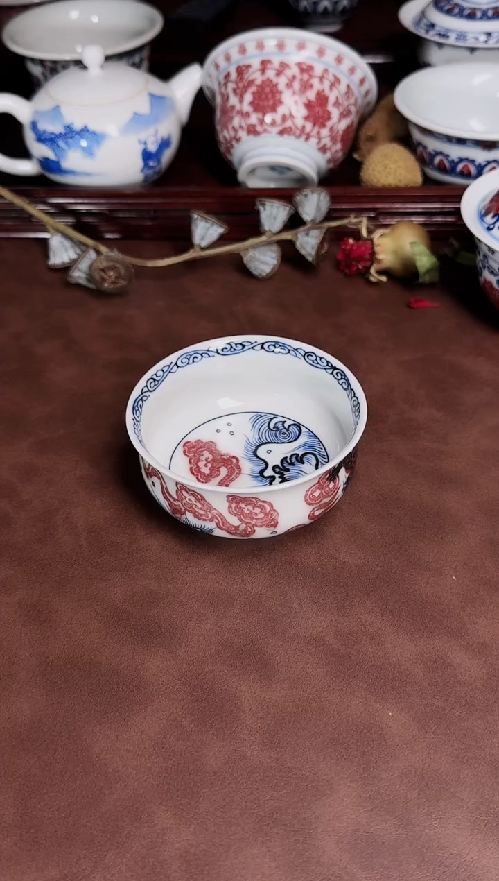 麒麟踏钱青花釉里红炉式杯