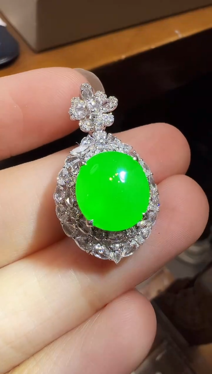 颈饰18K金镶嵌翡翠蛋面