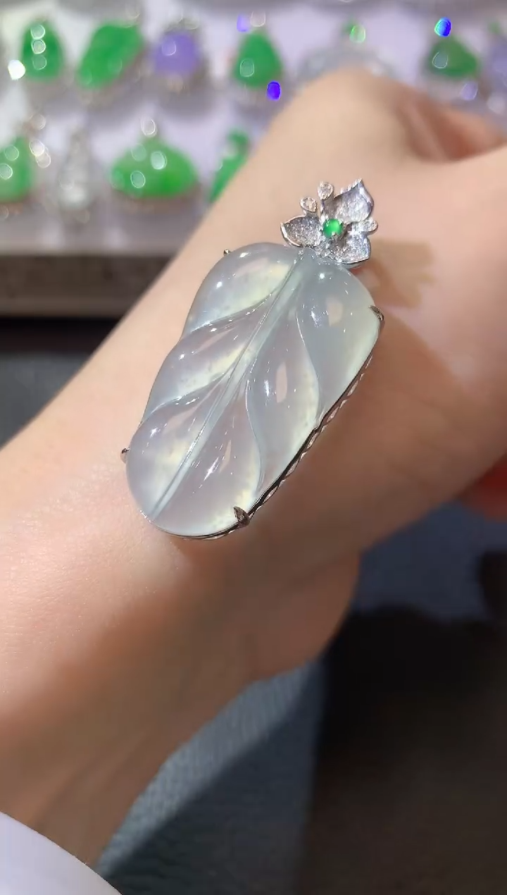 【闪购商品】翡翠吊坠(不含链)18K金镶嵌A18