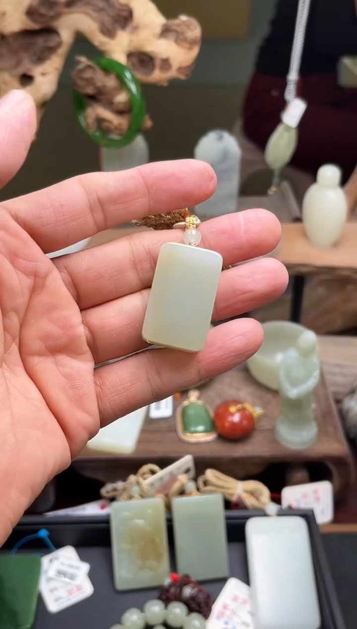 和田玉未镶嵌吊坠且末迪克兰 光面无事牌9007681