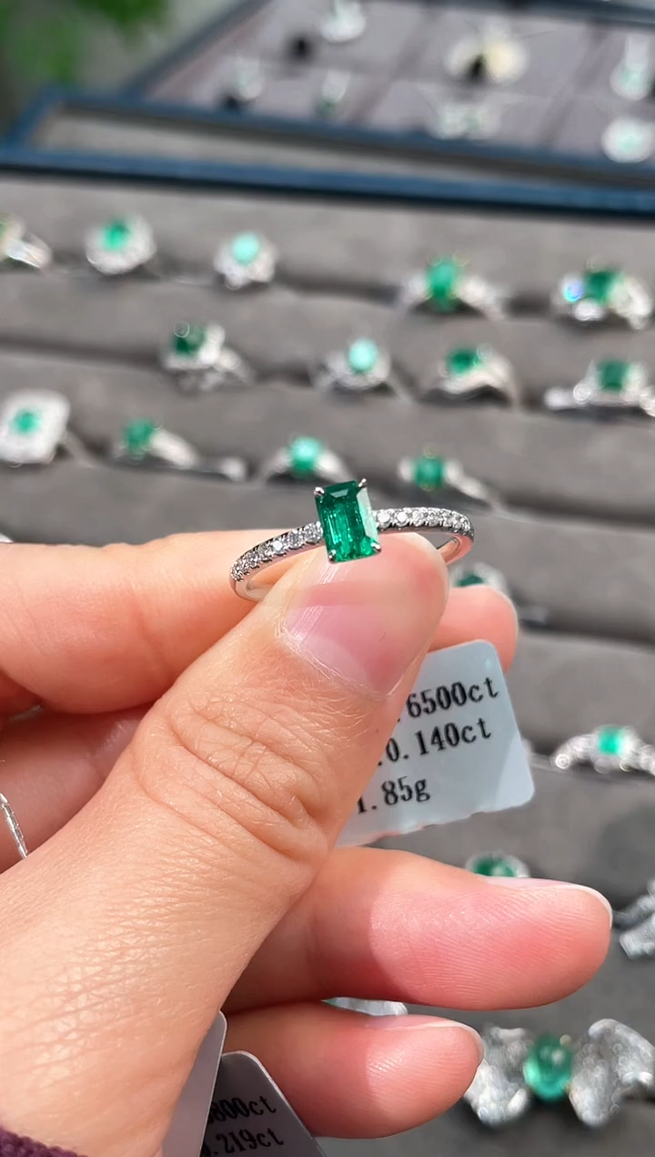 【闪购商品】祖母绿戒指18K金镶嵌/0.65ct