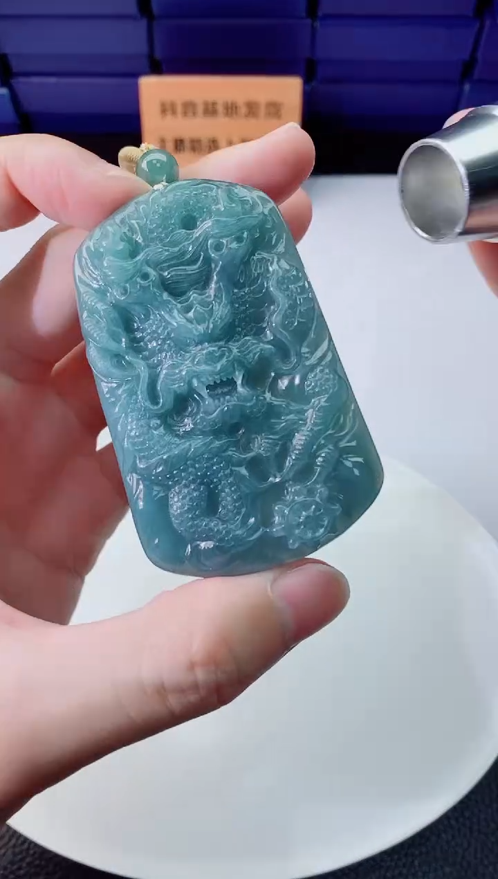 翡翠未镶嵌颈饰  `