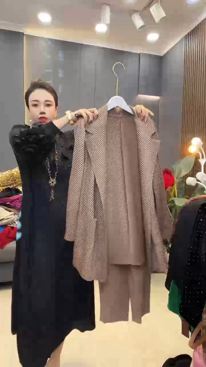 聚酯纤维（涤纶）咖色西服套