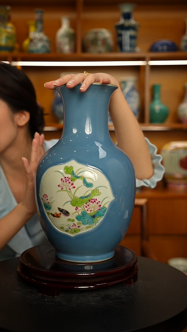 其他瓷天蓝釉粉彩盘口瓶（一只）