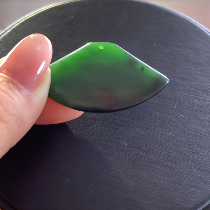 俄罗斯碧玉红皮满绿扇面吊坠