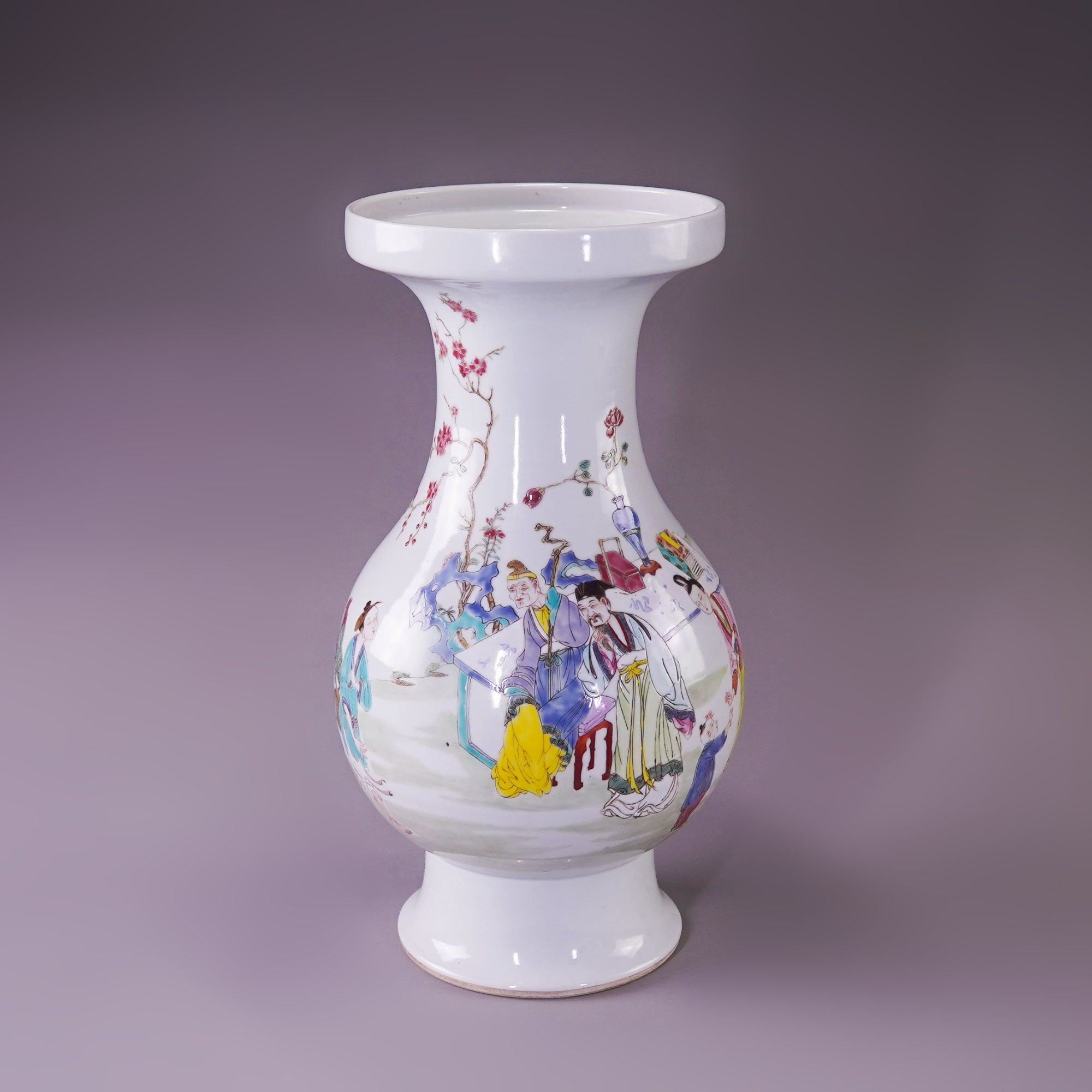 LOT008 清雍正粉彩人物纹盘口尊