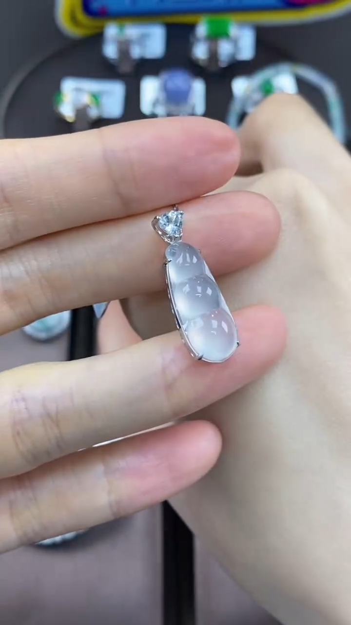 【闪购商品】翡翠吊坠(不含链)18K金镶嵌翡翠包镶福豆