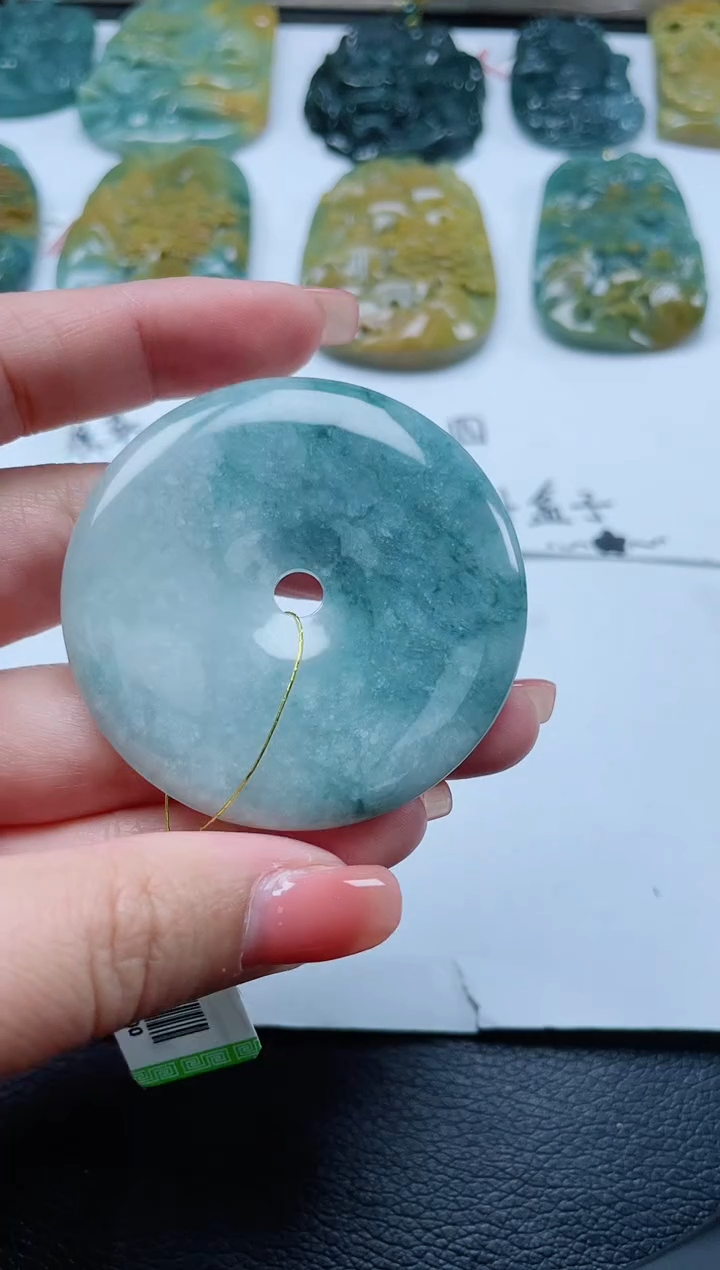 翡翠未镶嵌颈饰            