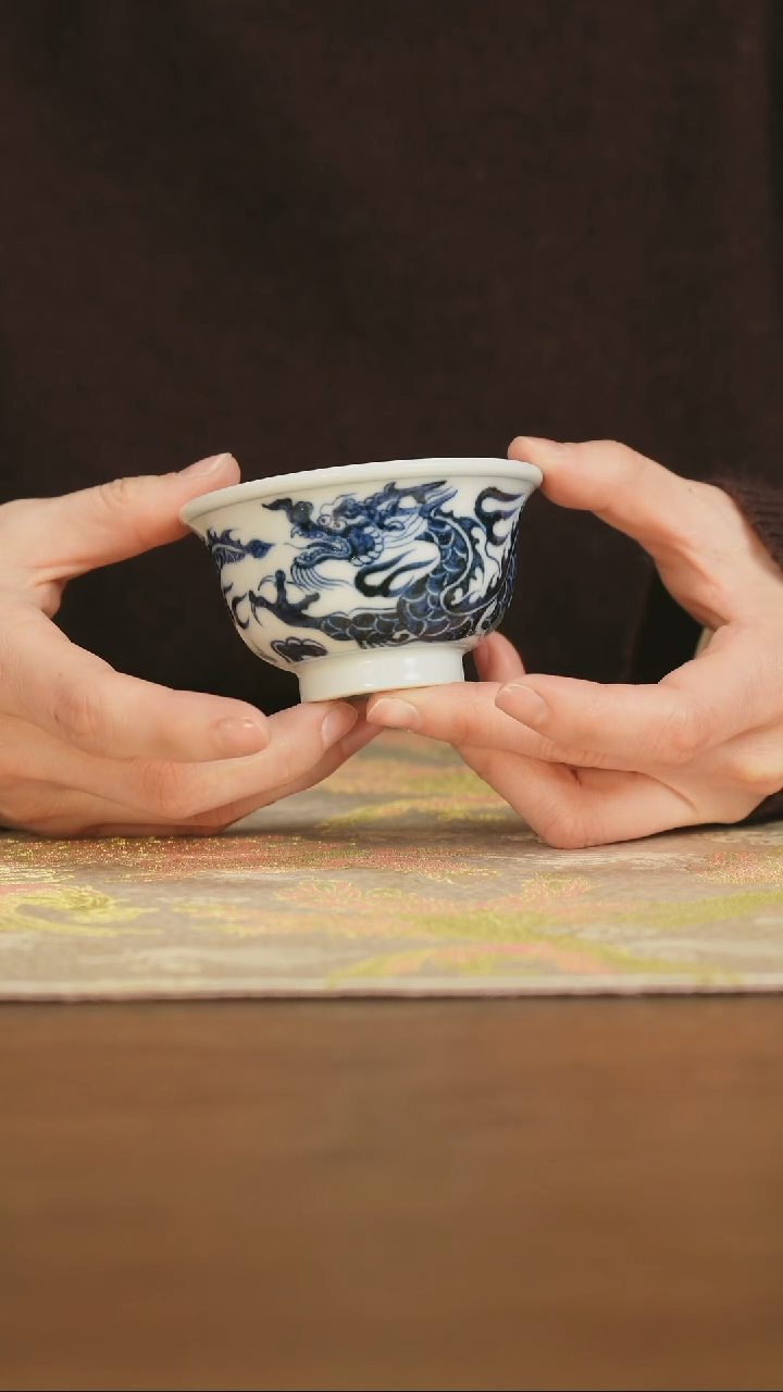 【闪购商品】景德镇手工青花龙纹中压手杯