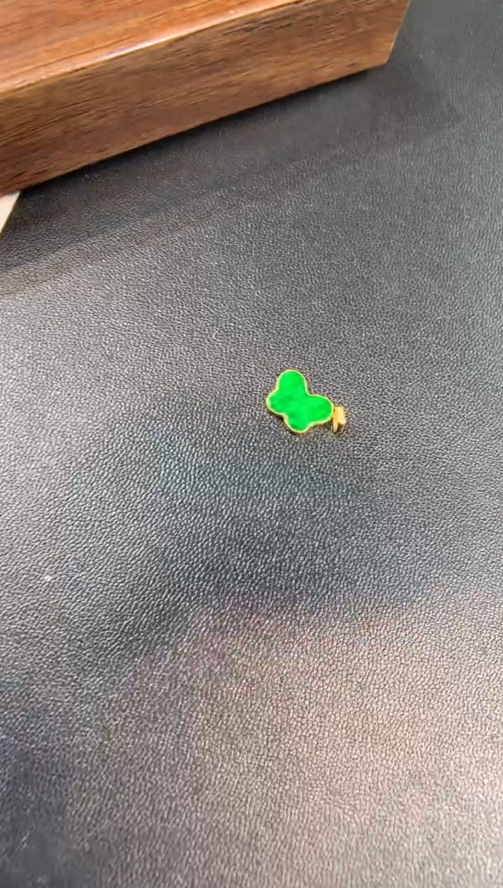 颈饰18K金镶嵌翡翠蝴蝶