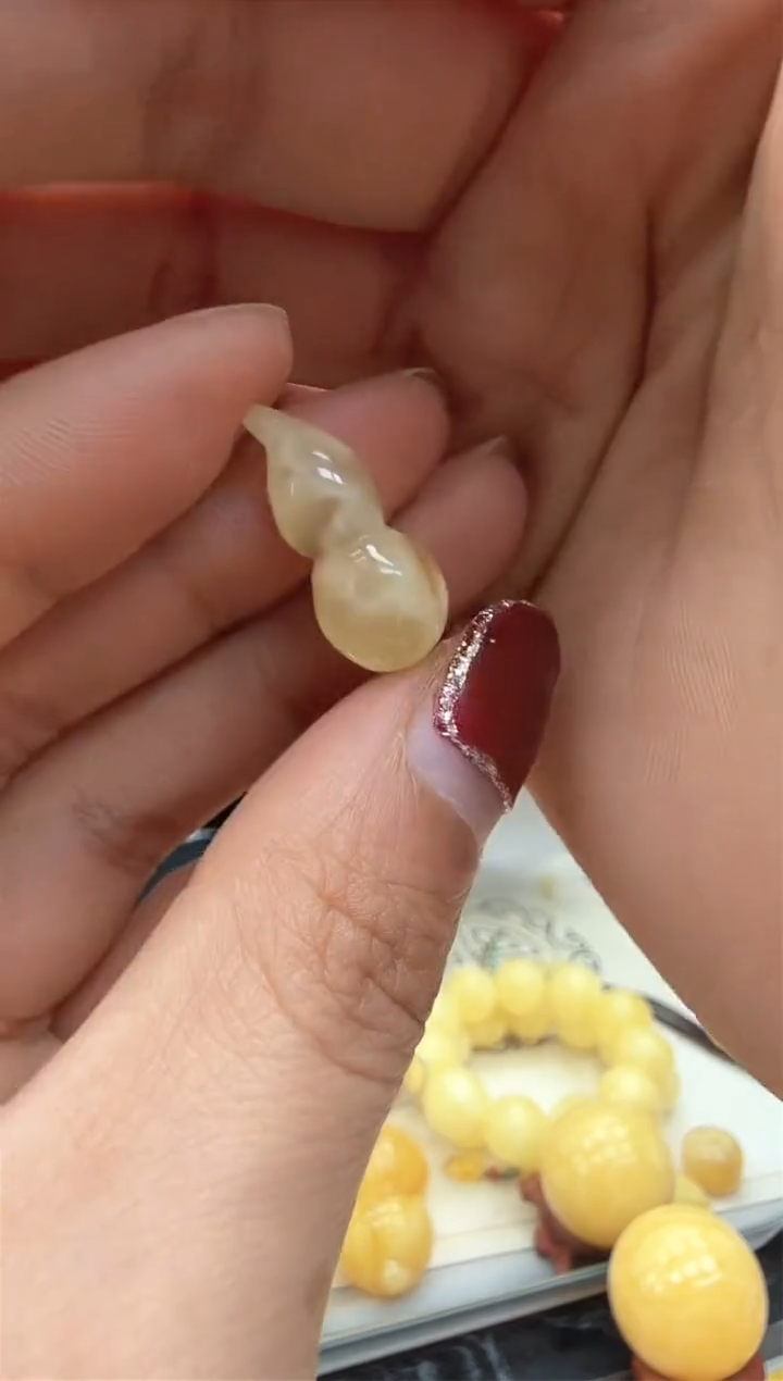 【闪购商品】琥珀裸石未镶嵌葫芦