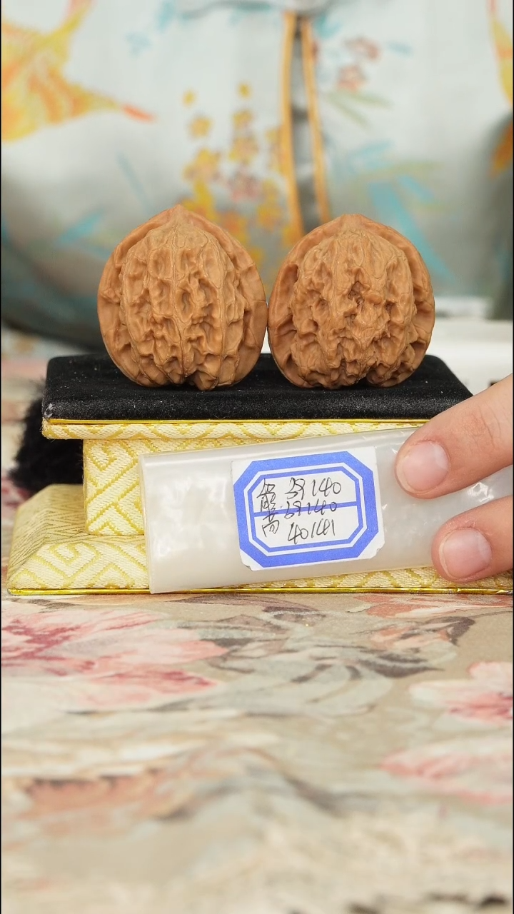 【闪购商品】文玩核桃把件梨木台有修