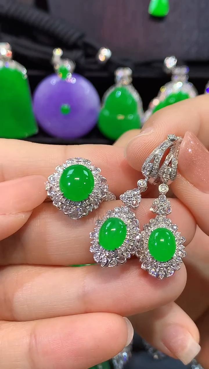 18K金镶嵌翡翠耳饰一套