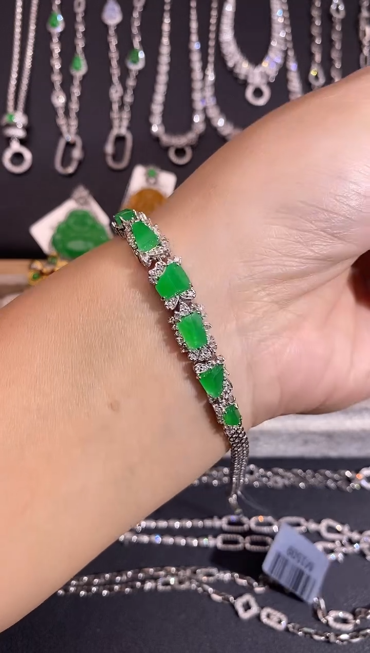 颈饰18K金镶嵌翡翠手链