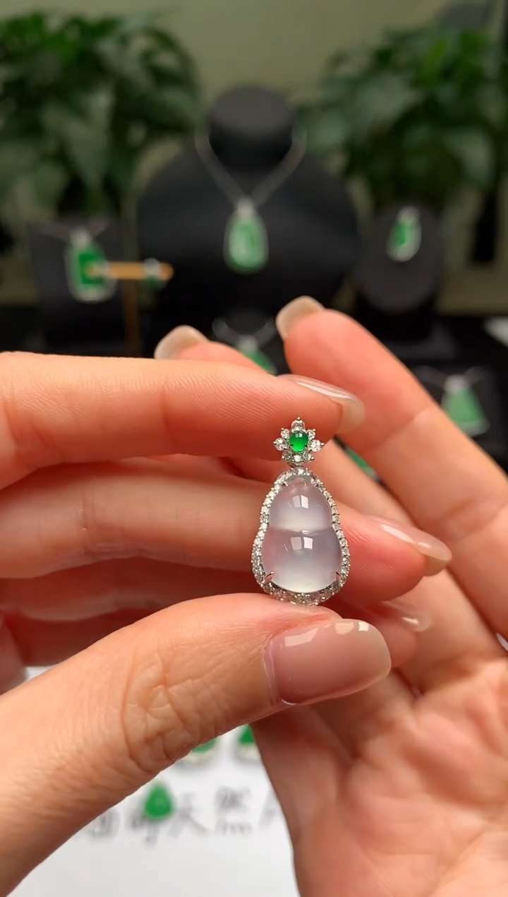 颈饰18K金镶嵌翡翠葫芦