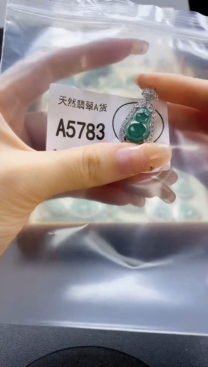 翡翠未镶嵌吊坠(赠链)天然翡翠A货