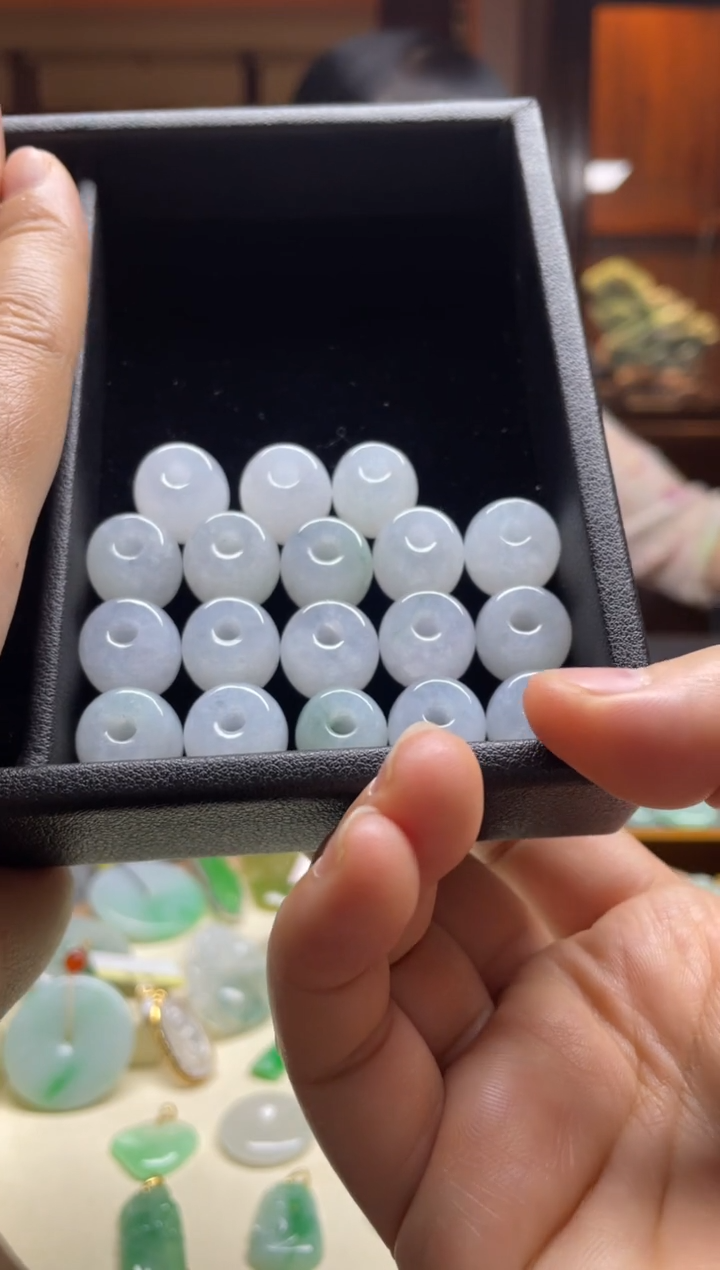 【闪购商品】翡翠未镶嵌颈饰路路通多样性发其一