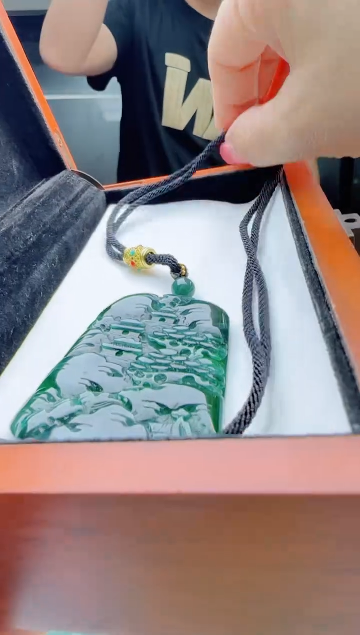 翡翠未镶嵌颈饰1111111111111一件