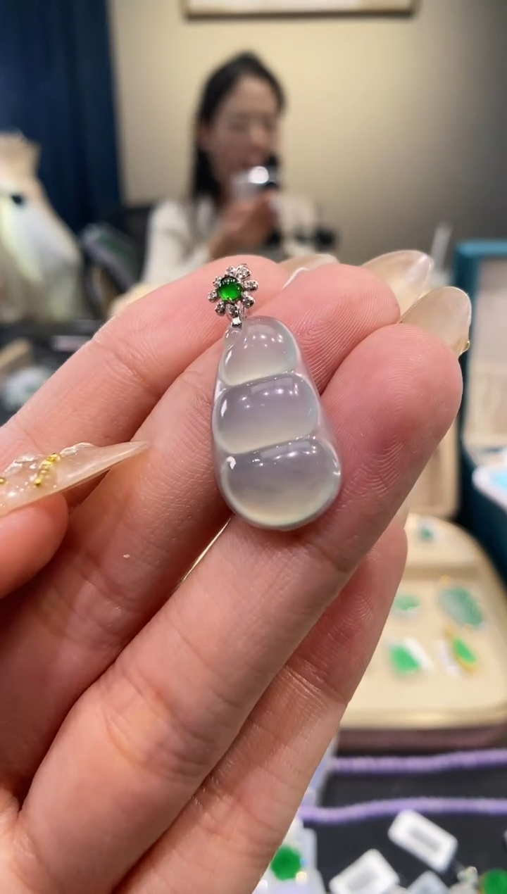 【闪购商品】翡翠吊坠(不含链)18K金镶嵌豆子