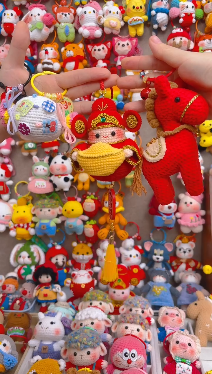 纯手工制作毛线钩织成品红色马，财神车挂（赠送糖果）