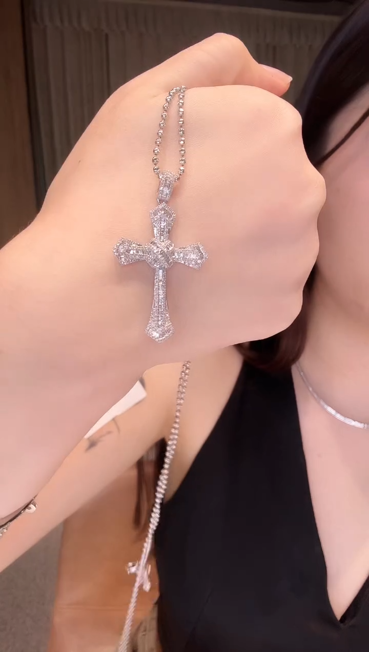 18K金镶嵌吊坠（不含链）钻石十字架