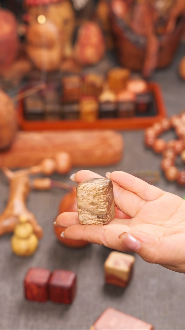 非洲檀香无事牌仙****心贵黄留疤方糖手把件